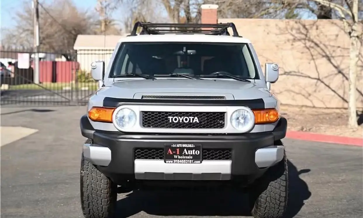 2014 Toyota FJ Cruiser Base rental photo 2