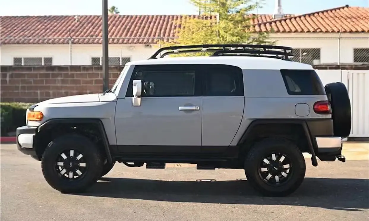 2014 Toyota FJ Cruiser Base rental photo 3