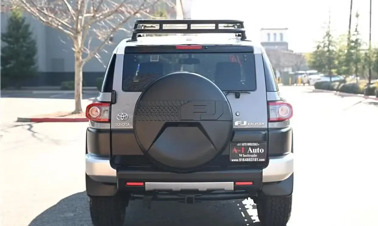 2014 Toyota FJ Cruiser Base rental photo 4