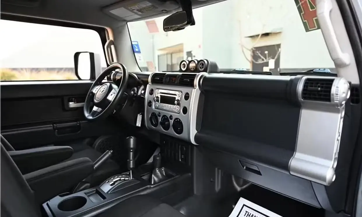 2014 Toyota FJ Cruiser Base rental photo 5