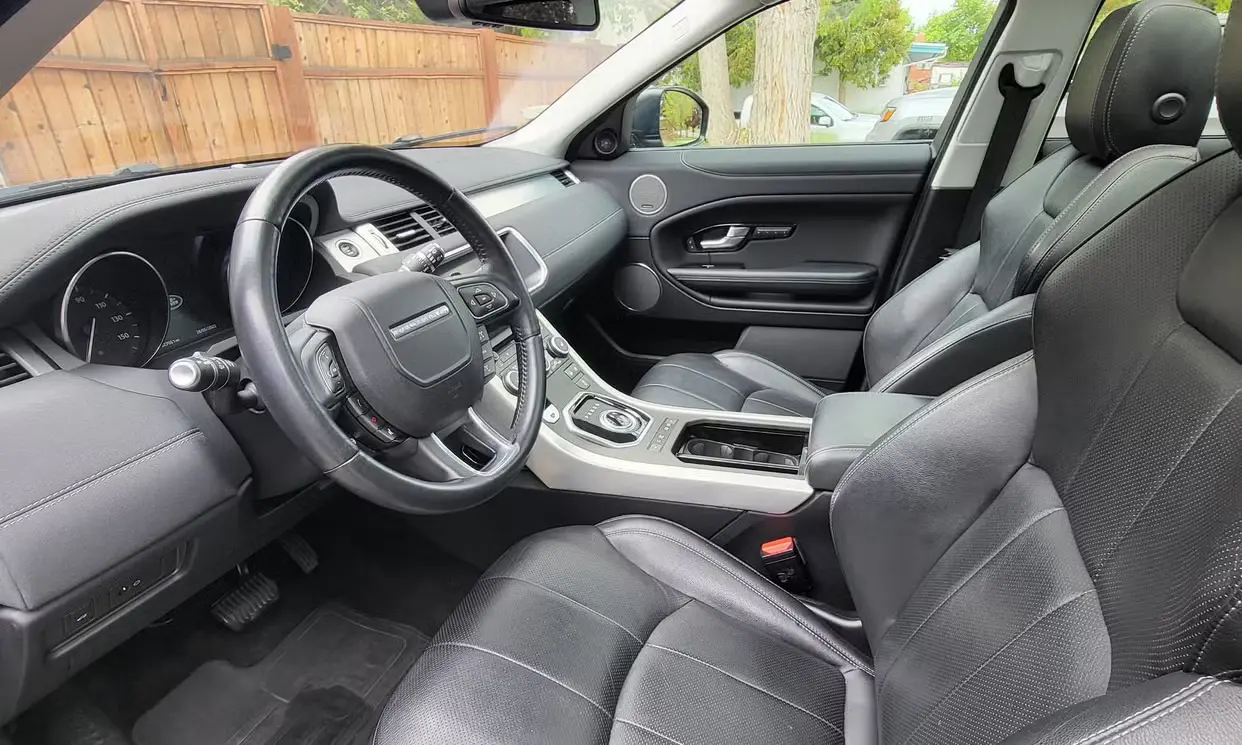 2017 Land Rover Range Rover Evoque SE Premium rental photo 6