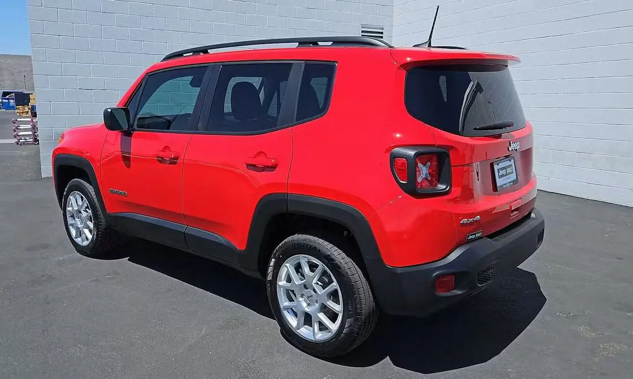 2023 Jeep Renegade Latitude rental photo 3